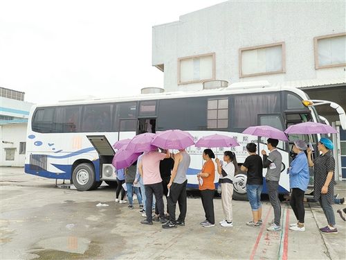 江门市妇幼保健院将大型体检车开进工厂,提供贴心健康服务